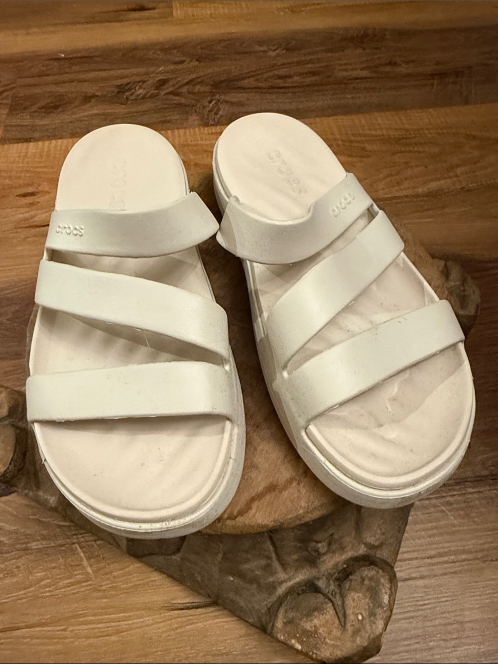 Crocs cream color strapping getaway sandals size 8